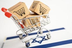 låda med kundvagns logotyp och Israels flagga, import export shopping online eller e-handel finans leverans service butik produkt frakt, handel, leverantör koncept. foto