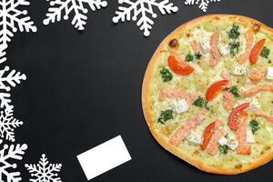 pizza med snöflingor dekoration. vinter- pizza foto