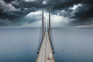 panoramautsikt över Öresundsbron under solnedgången över Östersjön foto