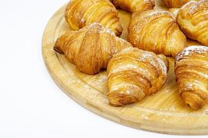 läckra gyllene krispiga nybakade croissanter. studiofoto foto