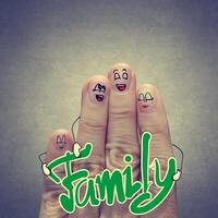 den glada fingerfamiljen håller familjens ord foto