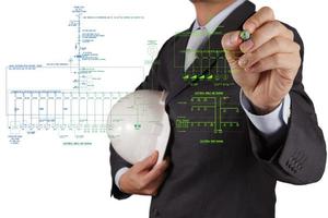 ingenjören ritar en elektronisk enkellinje och ett brandlarmsstegschema foto