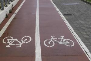 en cykelbana med bilden av cykeln åt båda hållen, i en ligurisk stad vid rivieran foto
