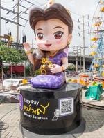 mascot mae manee bangkok thailand14 november 2018mascot mae manee scbeasypay mae manee en representant för qr-kodsystem som kombinerar teknik och tro tillsammans under kampanjen foto