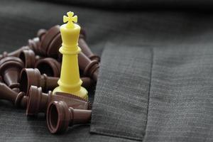 närbild av schackfigur på kostymbakgrundsstrategi eller ledarskapskoncept foto