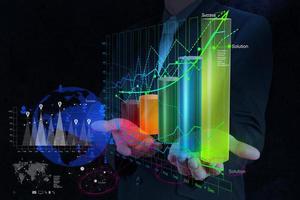 affärsman hand som arbetar med nya moderna datorer och affärsstrategi foto