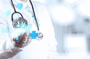 läkare med brain3d metall i händerna som koncept foto
