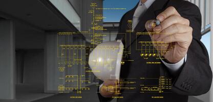 ingenjör ritar ett elektroniskt schema med en rad foto