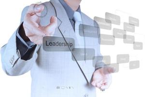 affärsman pekar på ledarskap skicklighet koncept på virtuell skärm foto