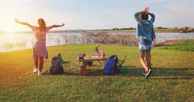 asiatisk grupp ungdomar som vandrar med vänner ryggsäckar går tillsammans och tittar på karta och tar fotokamera vid vägen och ser lyckliga ut, slappna av på semester konceptresor foto