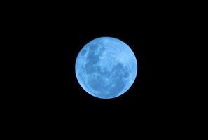 blå fullmåne den mörka natten foto