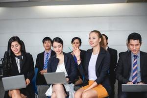 affärskvinna talar i utbildning för opinion med mötesledare i konferensrum foto