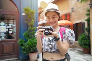 Asiatiska kvinnor ryggsäckar går tillsammans och glada tar foto och selfie koppla av tid på semester koncept resor