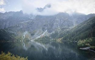 morskie oko sjööga havet vid tatrabergen i Polen. foto