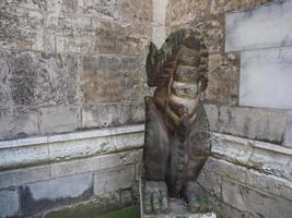 gotisk gargoyle wasserspeier i aachen foto