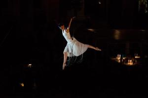 bergamo italien 14 september 2018 framförande av akrobatisk dans avstängd i luftföreställningen av molecoleshow foto