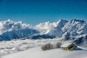 alpin stuga i snön foto