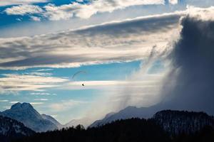 bergsskärmflygning mellan vind och moln foto