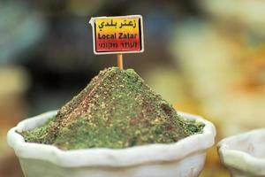 zatar krydda. märkt på engelska, arabiska och hebreiska foto
