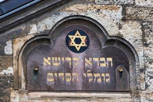 prag 2019 - judisk begravningsskylt på den gamla kyrkogården i det judiska kvarteret i Prag foto