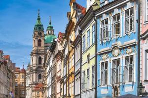 in i det färgglada distriktet mala strana i Prag foto