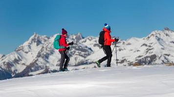 två kvinnliga klättrare under en träningspromenad på snön foto