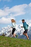 ett par manliga och kvinnliga idrottare tränar i bergen foto