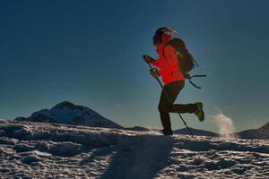 sport på snön en tjej springer med stegjärn foto