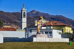 statyn av arlecchino i början av Brembanadalen Bergamo Italien foto