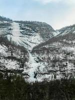 fruset vattenfall och istappar i ett vackert landskap i norge. foto