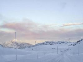 kör genom snöig väg och landskap i norge. foto