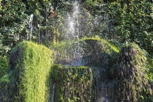 fontän vid villa d'este i tivoli en solig sommardag. foto