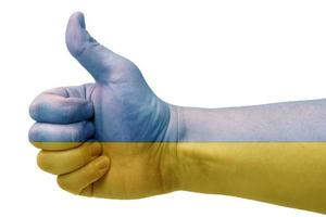begreppet ukraine-hand höjer tummen upp med ukrainas flagga. foto