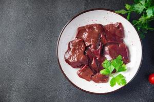 rå lever fläsk, slaktbiprodukter kött hälsosam måltid mat mellanmål foto