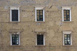 fönster av hus i gamla hus i Rom i Italien. foto
