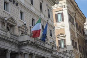 Italiens och Europeiska unionens flagga på byggnaden. foto