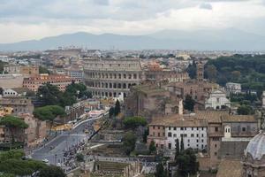 utsikt över colosseum och santi luca e martina. foto