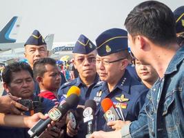 Royal Thai Air Force Don Muang Bangkok Thailand 12 januari 2019 Air Commander Air Chief Marskal Chaiyapruek dissayarin intervjuar massmedia på öppningsdagen för evenemanget National Childrens Day. foto