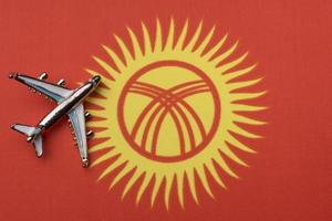 flygplan över kirgizistans flagga, begreppet resor. foto