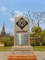 världsarv ayutthaya thailand28 februari 2019 världsarv kontraktsskylt visar världsarvet av unesco-organisationen för de antika ruinerna i ayutthaya. foto