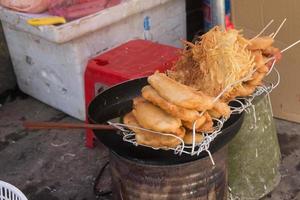 stekt mat med pinnar på en vietnamesisk gatumarknad. foto