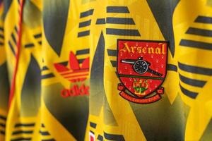 bangkok, thailand - 18 januari 2022 - arsenal logotyp på arsenal retrotröja bortatröja säsongen 1991-1993 foto