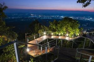 utsiktspunkt solnedgång på berget med loei stad och loei floden vackra ljus landmärke loei, thailand. phu bo bid nationalpark foto