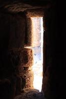 gamla torn fönster solljus. bedesten alanya fästning. Kalkon. foto