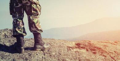 soldat på toppen av ett berg foto
