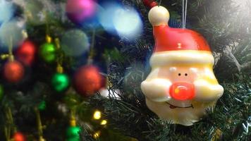 hälsning säsong concept.close upp av ornament på en julgran med dekorativt ljus foto