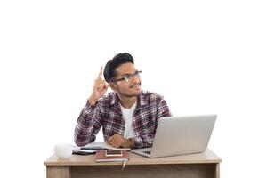 ung affärsman pekar finger upp på arbetsplatsen tankeväckande med arbete isolerad på vit bakgrund. foto