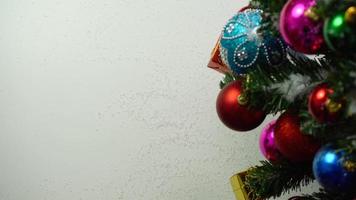 hälsning säsong concept.hand inställning av ornament på en julgran med dekorativt ljus foto