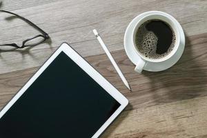 kaffekopp och digital bordsdocka smart tangentbord, glasögon, penna på träbord, filtereffekt foto