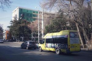 tbilisi, georgien. 11 januari 2022. flytttransport på l. jikia street, tbilisi. foto